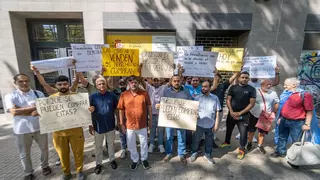 Trabajadores pakistanís protestan contra las "mafias" en las citas de Extranjería: "Es ilegal"