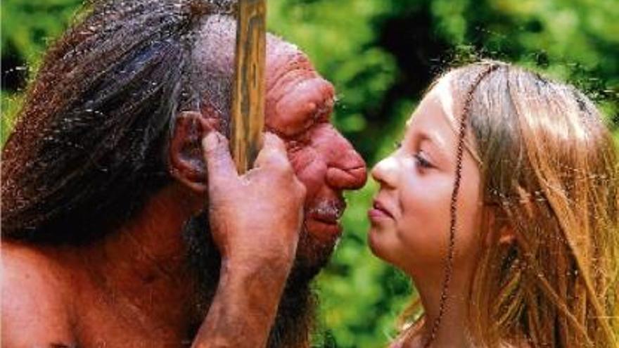 La imatge reconstruïda d&#039;un neandertal confrontada amb la d&#039;una nena d&#039;Homo sapiens modern