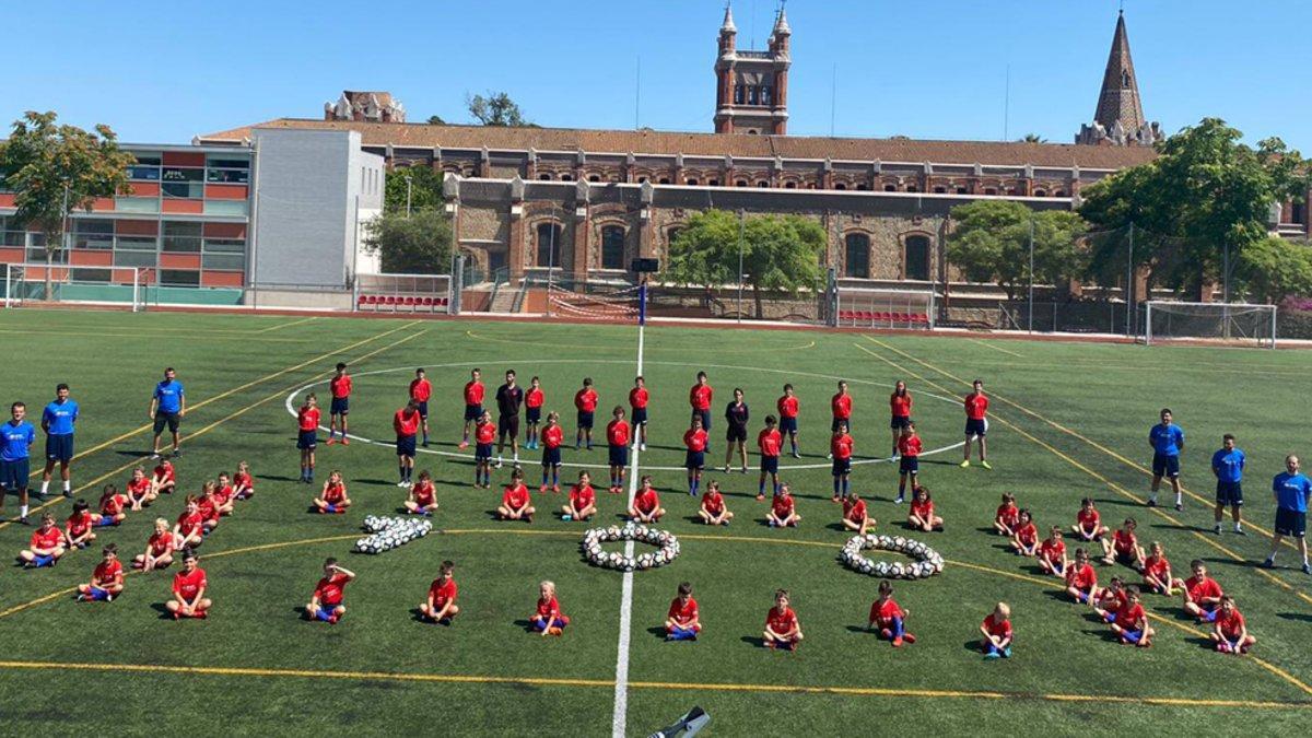 Los jugadores del FCB Academy Sport felicitan a Messi por su gol 700