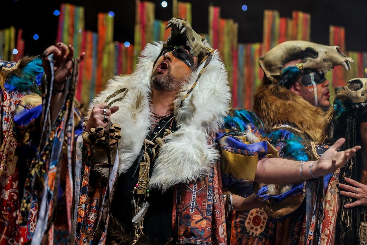 Actuación de la comparsa 'La cura'.