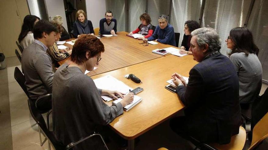 Asistentes, ayer, a la primera reunión de la comisión del agua, en el Ayuntamiento de Avilés.