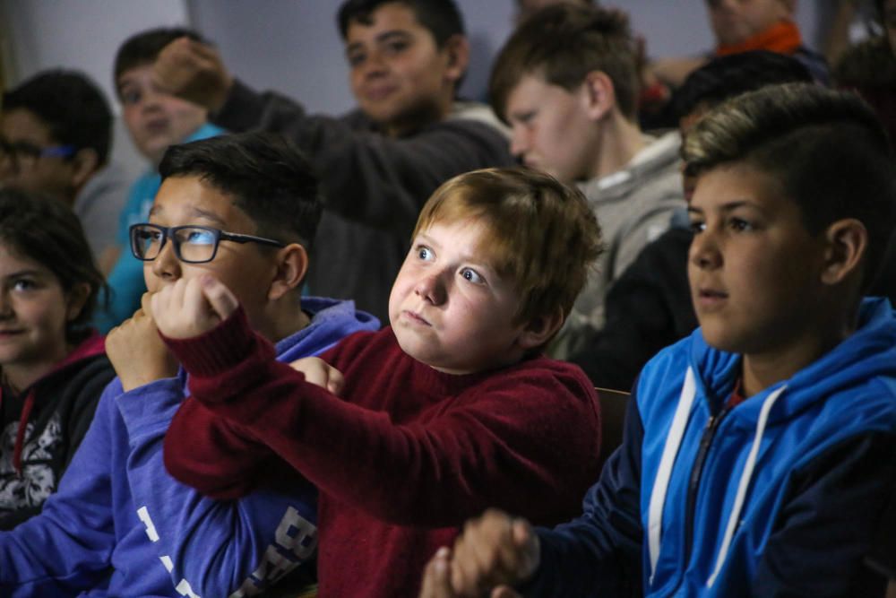 Los estudiantes del Colegio Nuestra Señora del Rosario de Torrevieja conocen la lírica de la mano de Pablo López en un programa que recorre todos los colegios públicos de la ciudad de la mano del Patr