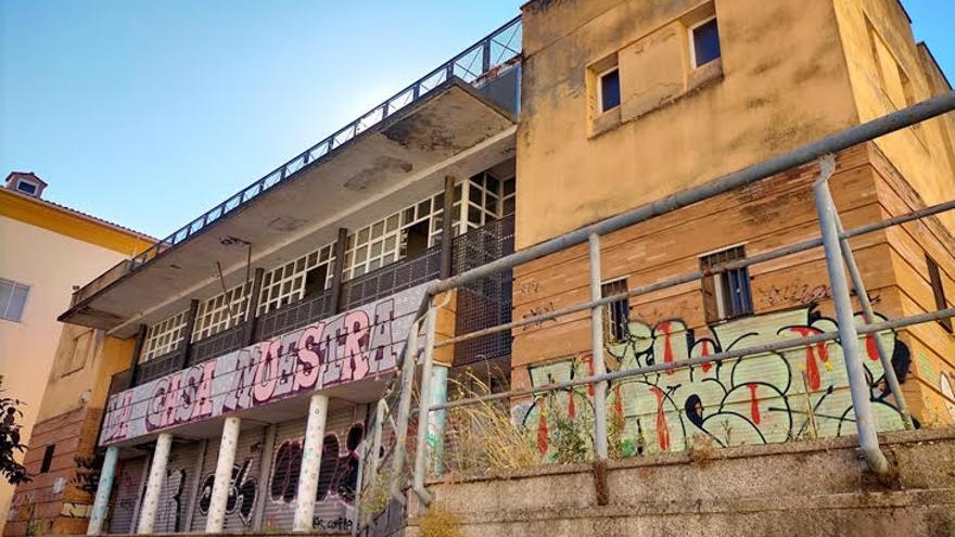 Piden rehabilitar el edificio en Reyes Huertas para los sin techo
