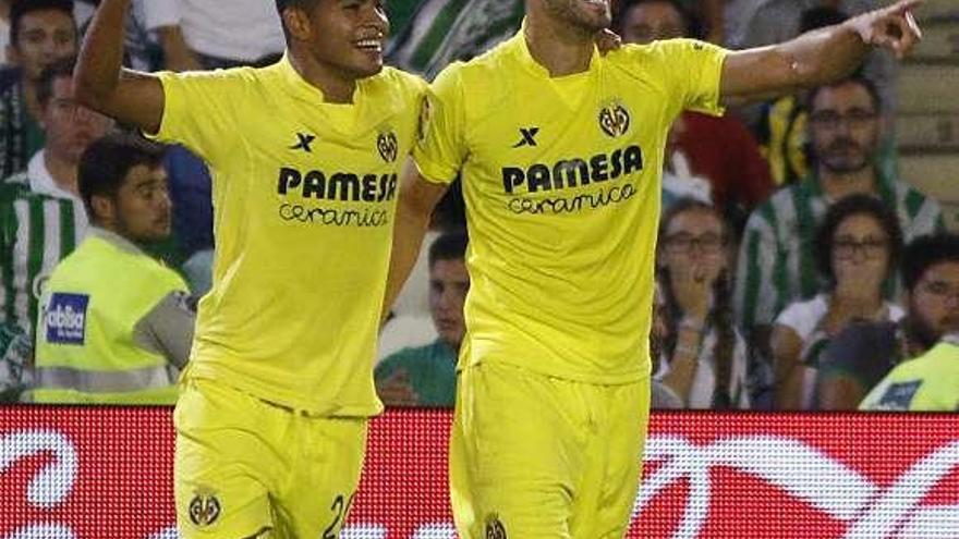 Nahuel Leiva, con Soldado, celebra un gol del Villarreal.