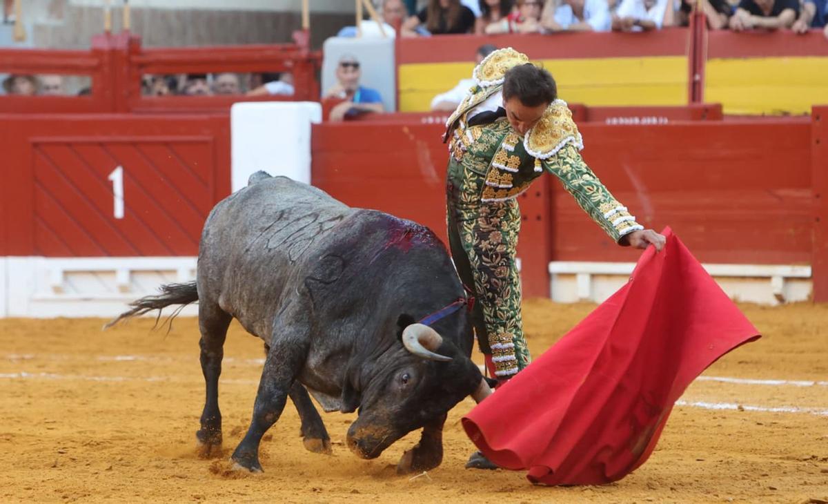 El Cid, toreando al natural al cuarto toro de la tarde, al que cortó las dos orejas en una gran faena. | RAFA ARJONES