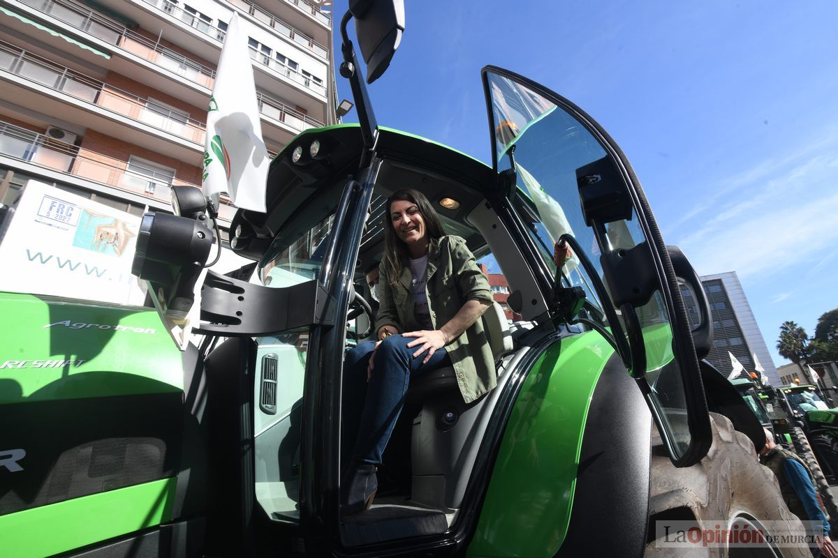 Miles de agricultores y ganaderos toman las calles de Murcia