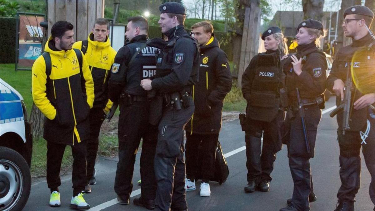 Sahin, Schmelzer y Bender conversan con la policía tras las explosiones