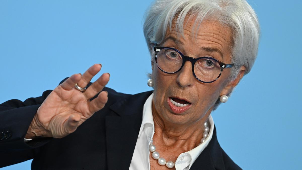 Archivo - 27 October 2022, Hesse, Frankfurt: President of the European Central Bank (ECB) Christine Lagarde gives a press conference at ECB headquarters. The European Central Bank (ECB) lifted its benchmark interest rate by 75 basis points on Thursday in