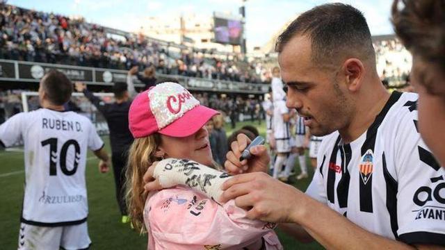 El Castellón, opción prioritaria para César Díaz, ya desvinculado del Racing