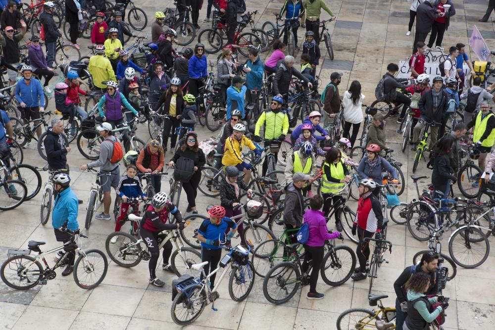 200 ciclistas exigen frente al Ayuntamiento una vía verde en La Cantera.