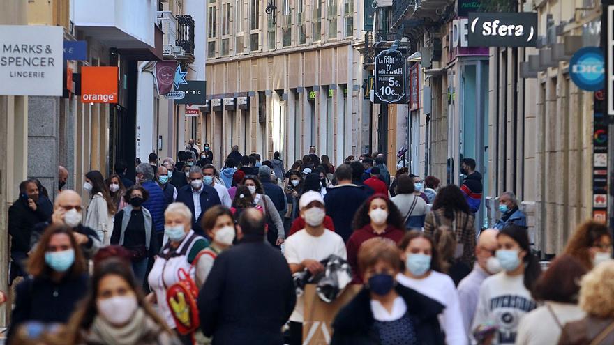 Los malagueños aprovechan las últimas horas antes del cierre. En la imagen, una calle Nueva muy ambientada.
