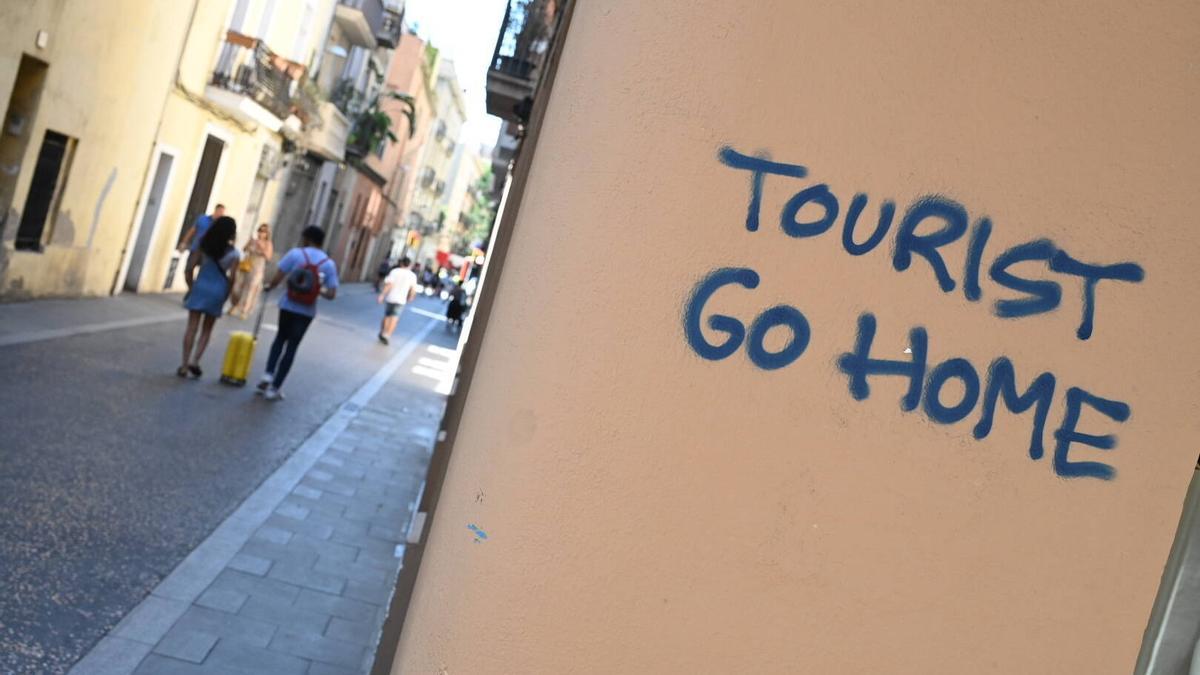 Pintada contra la presencia de los turistas en las calles de Barcelona