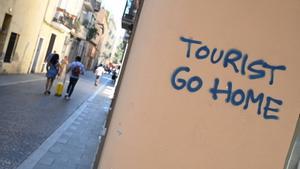 Pintada contra la presencia de los turistas en las calles de Barcelona.