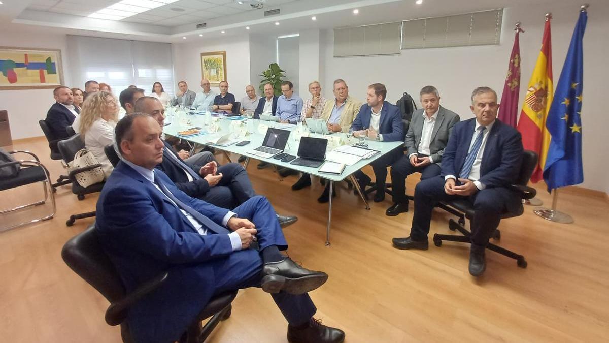Asistentes a la constitución del Comité Interpartamental del Plan Industrial 2026-2035, este lunes.
