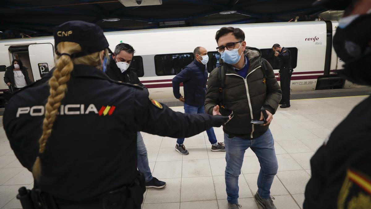 Controles de la policía en la estación