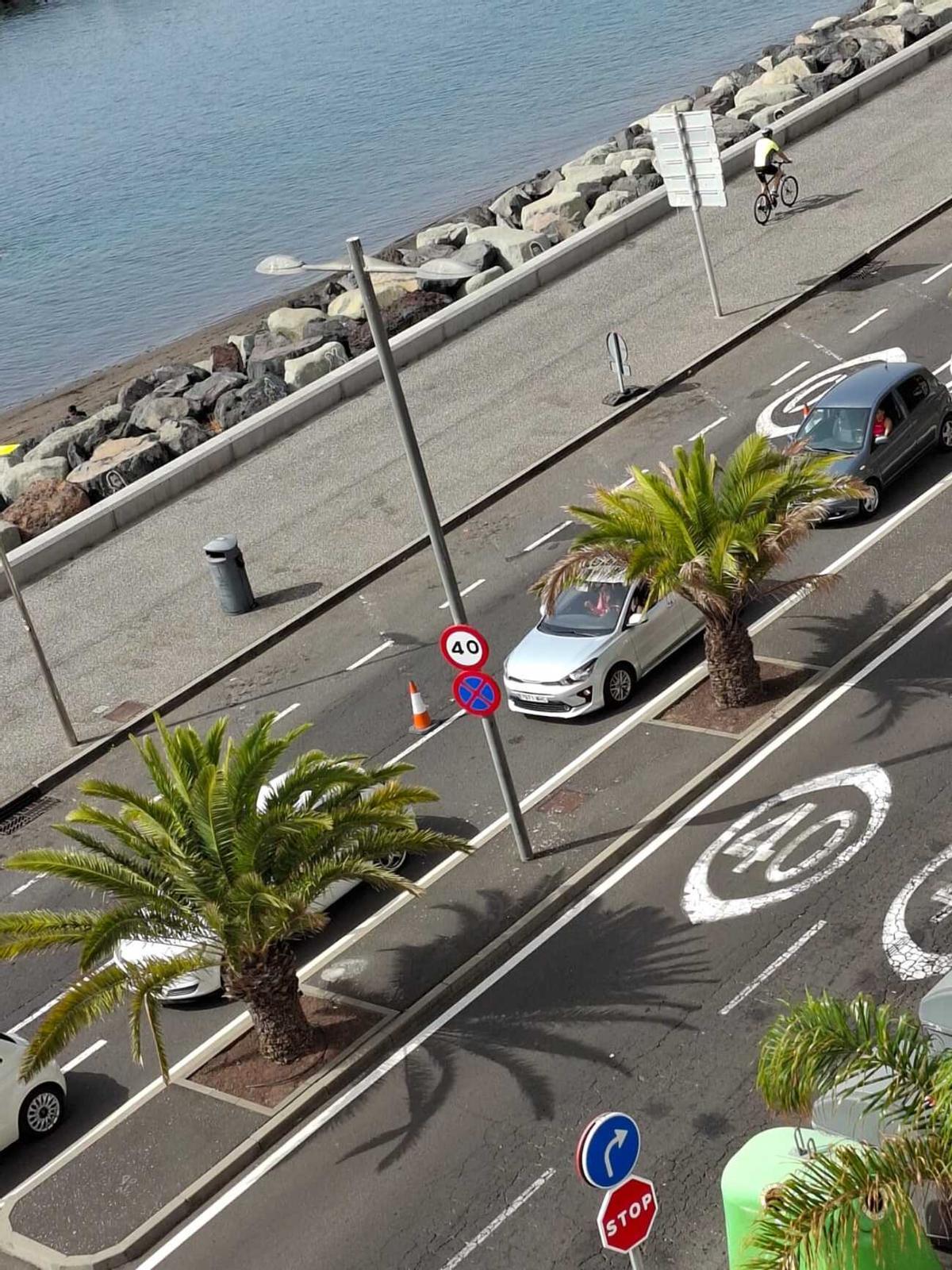 Colas por el carril bus en la playa de Las Teresitas