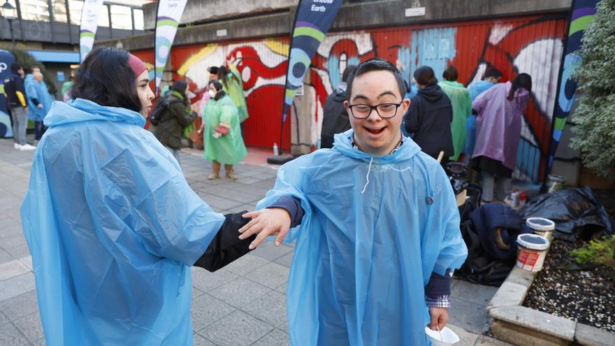 En imágenes: jóvenes con síndrome de Down pintan el transformador de la Fábrica de Gas