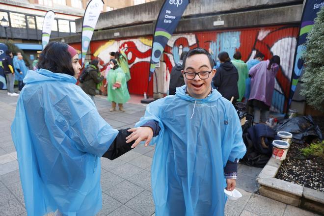 En imágenes: jóvenes con síndrome de Down pintan el transformador de la Fábrica de Gas.