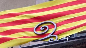 Un balcón de Barcelona engalanado con la ’senyera’.