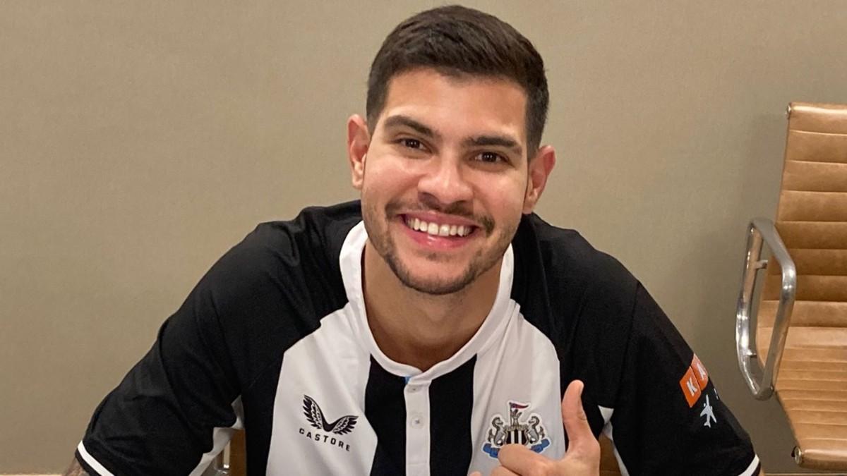 Bruno Guimaraes, firmando por el Newcastle United