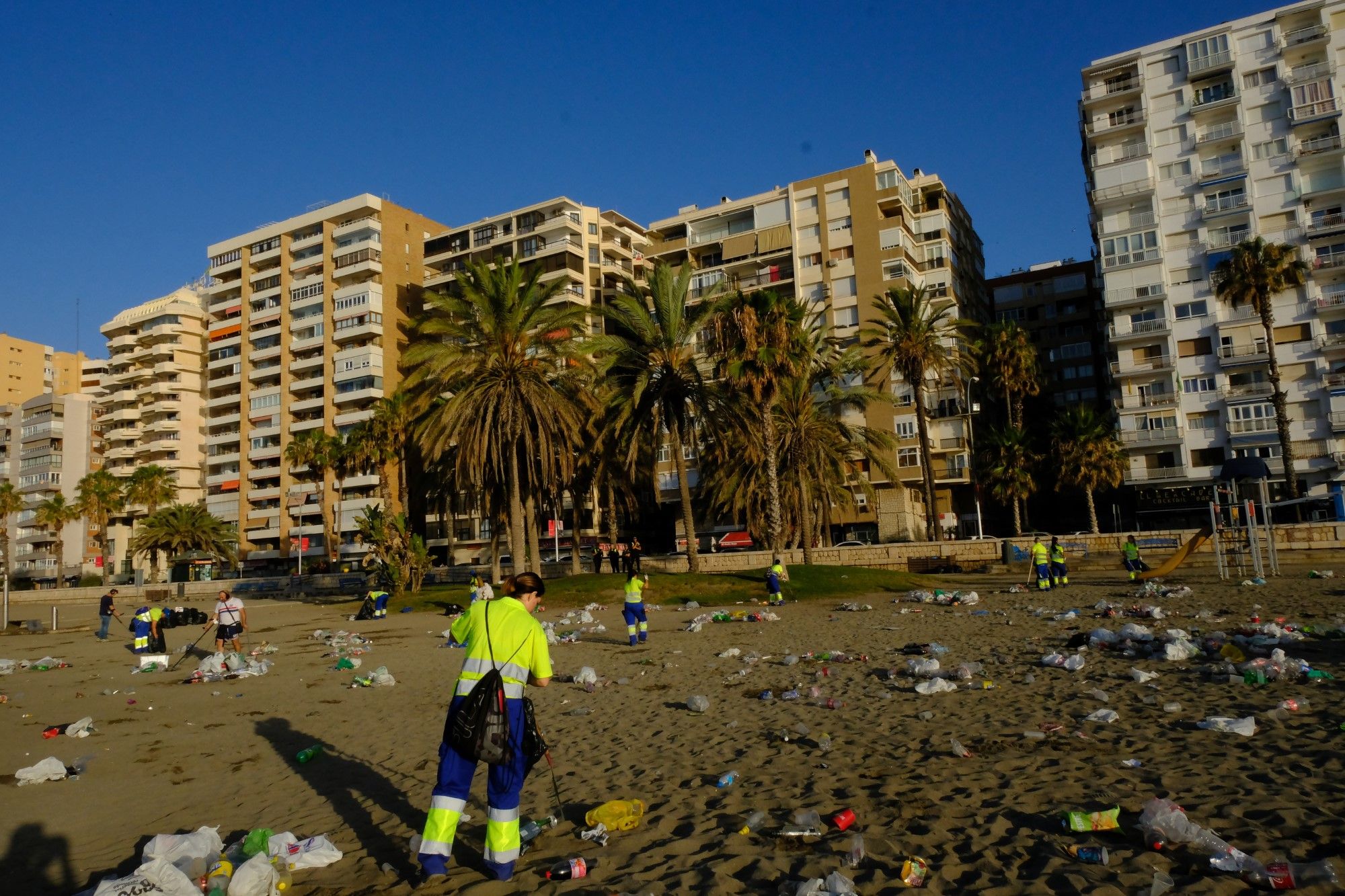 Toneladas de basura se acumulan en la playa tras celebrar la Noche de San Juan