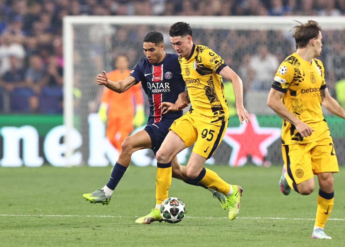 Munich (Germany), 31/05/2025.- Alessandro Bastoni of Inter (R) and Achraf Hakimi of PSG (L) in action during the UEFA Champions League final between Paris Saint-Germain and Internazionale Milano, in Munich, Germany, 31 May 2025. (Liga de Campeones, Alemania) EFE/EPA/ANNA SZILAGYI