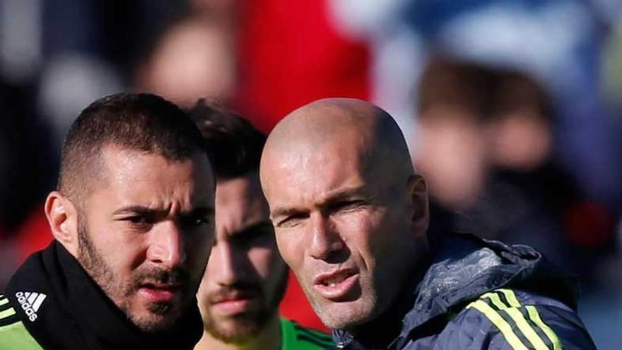 Benzema y Zidane, en un entrenamiento.