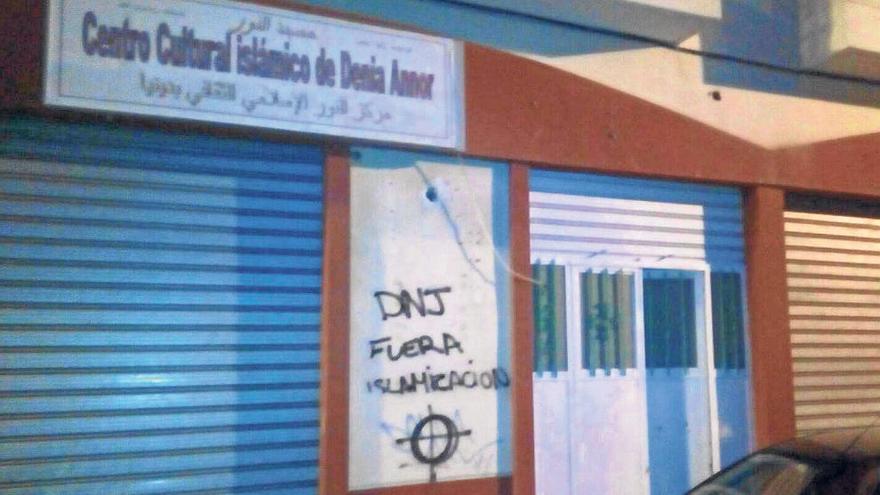 Un centro musulmán de Dénia sufre en su fachada pintadas islamófobas