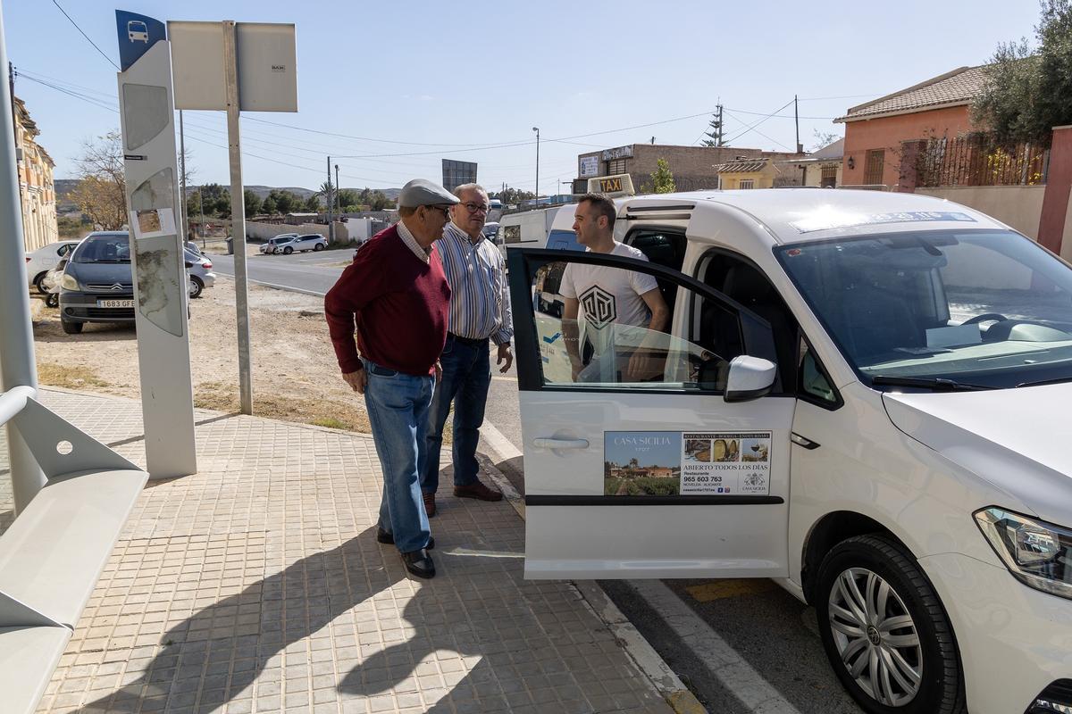 Usuarios del "taxi a demanda" se disponen a utilizar el servicio