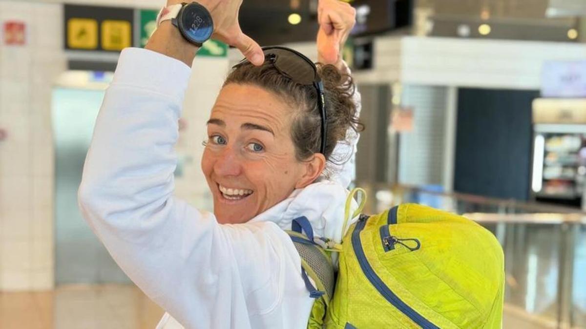 Núria Picas després de recuperar la motxilla a l'aeroport del Prat