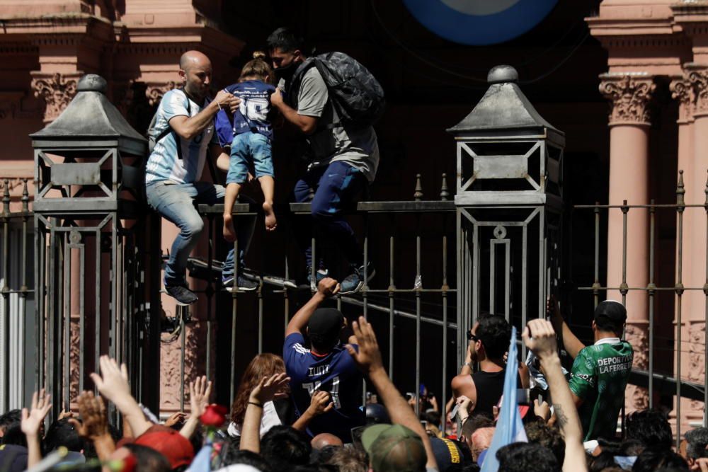 Argentina llora a Maradona en un velatorio multitudinario