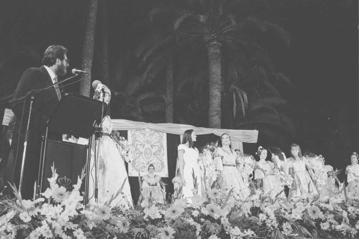 Acto de proclamación de las Falleras Mayores 1997.jpg Acto de proclamación de las Falleras Mayores 1997.jpg