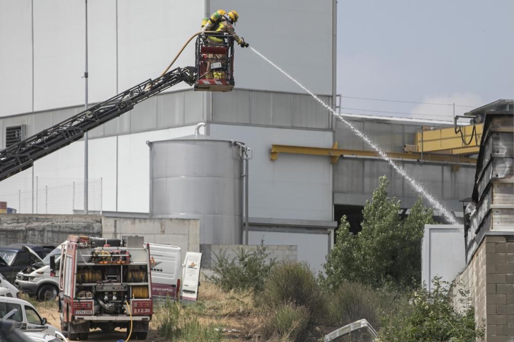 Incendi en una nau industrial de Riudellots