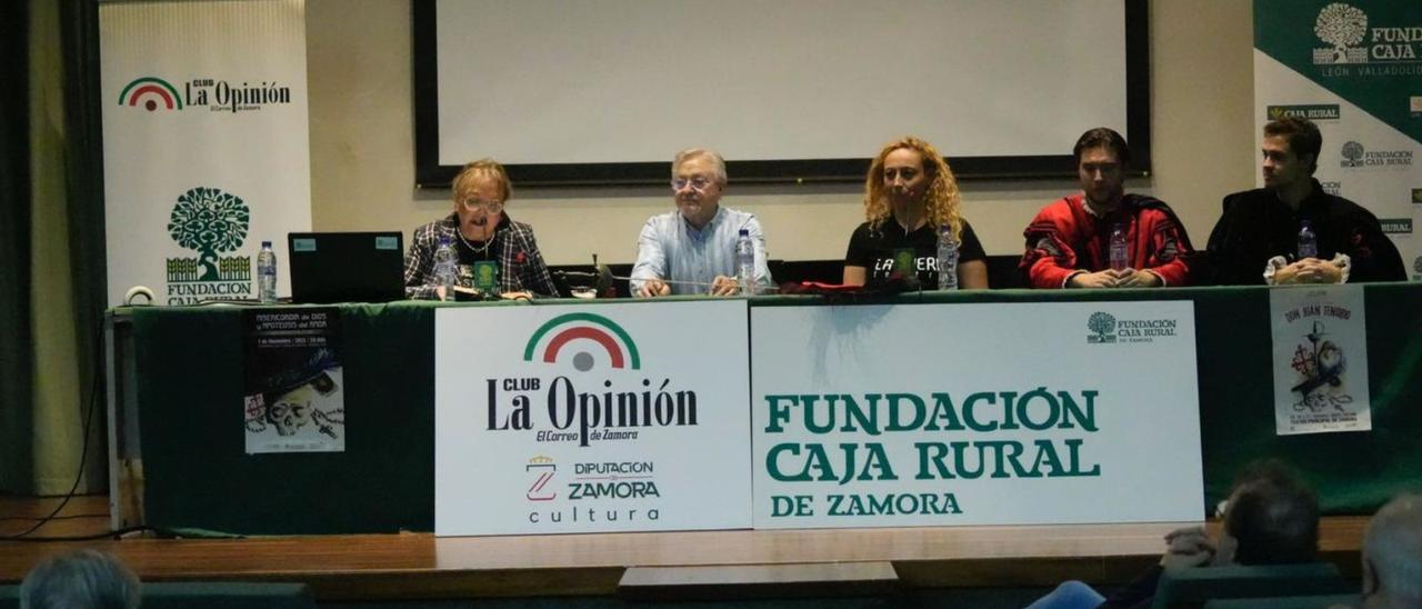 Carmen Ferreras presenta la mesa redonda con varios integrantes de La Tijera Teatro. | Jose Luis Fernández