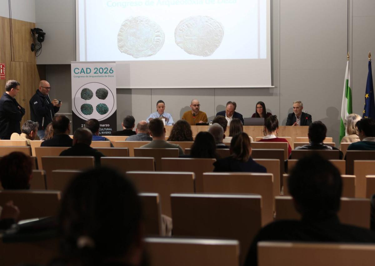 Un instante de la primera jornada del Congreso de Arqueoloxía de Deza, ayer, en Lalín. | BERNABÉ/AMANDA CASTRO
