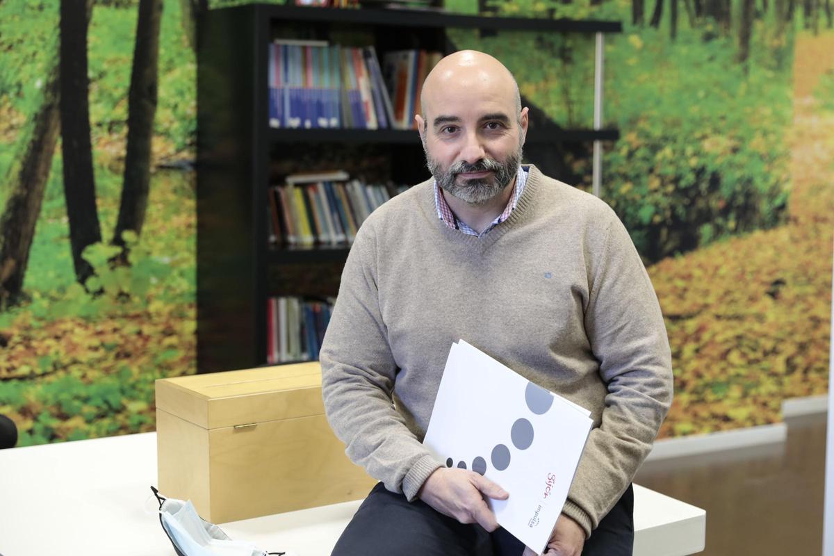 Santos Tejón Llaneza, en la sede de la Agencia Local de Promoción Económica y Empleo, en El Coto.