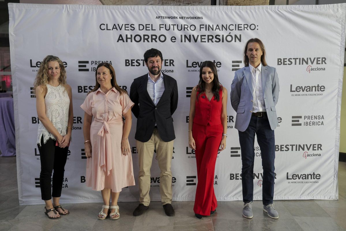 Los ponentes posan en el photocall.