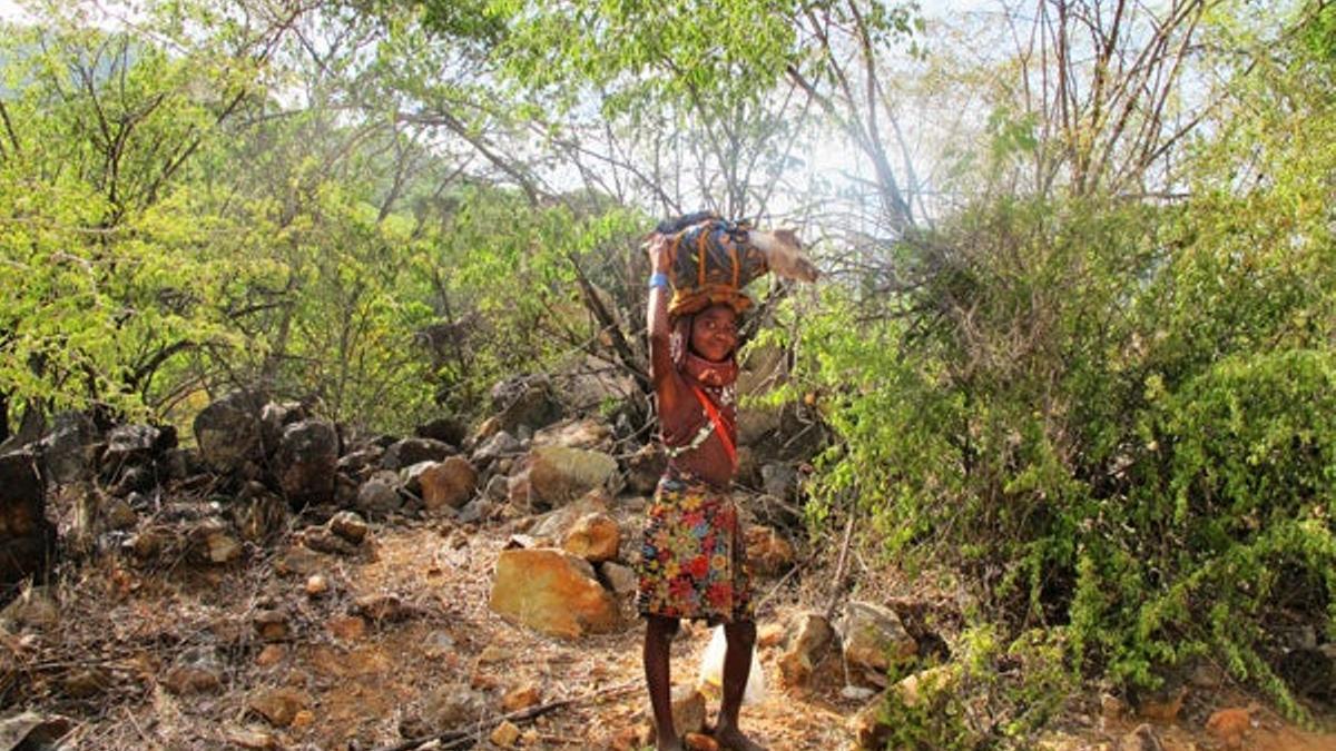 Las mujeres mukubai transportan los bultos en su cabeza.