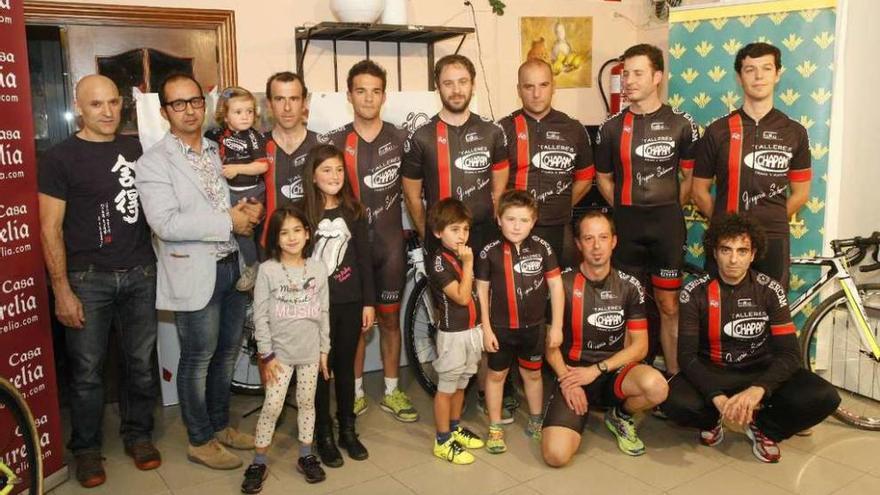 Foto de familia del equipo zamorano de ciclismo.