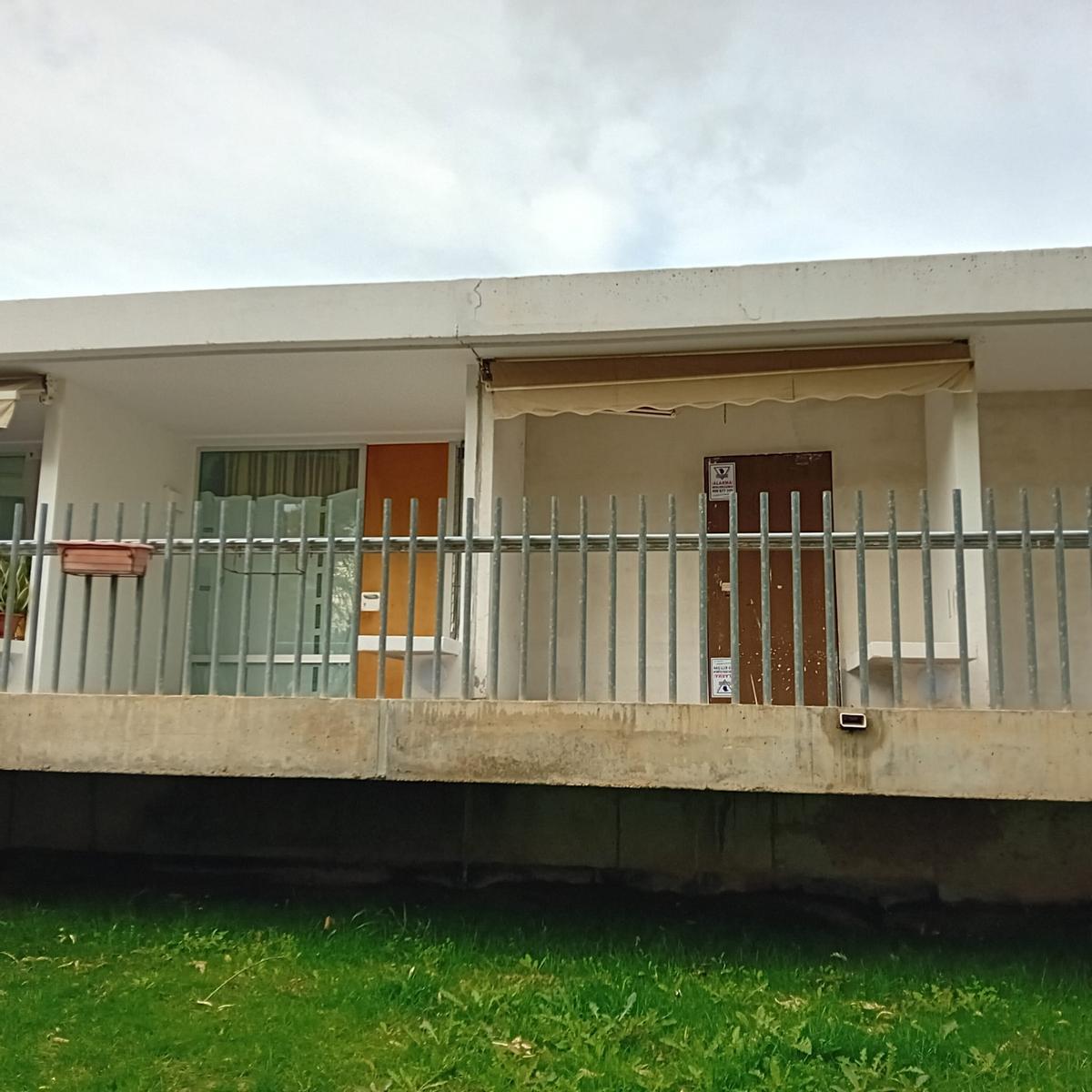 A la izquierda, la casa okupada y, a la derecha, la tapiada