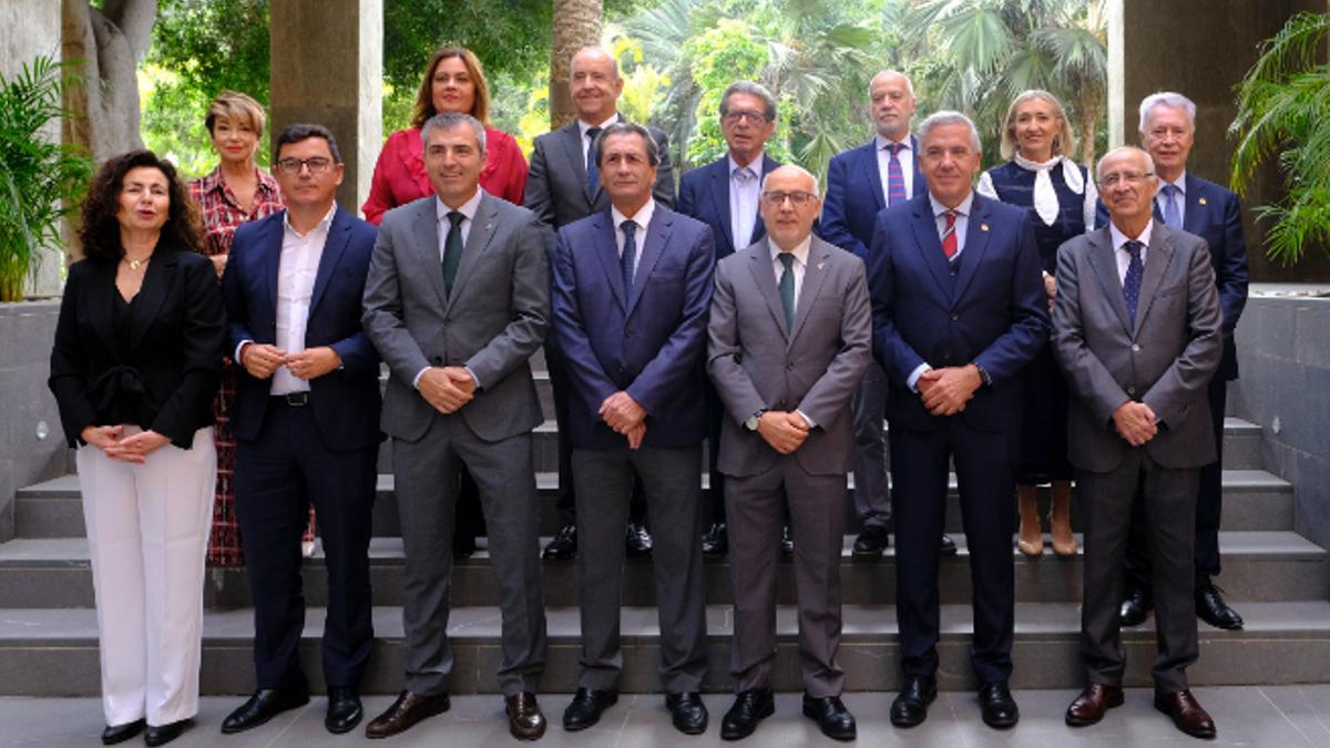 Autoridades y equipo directivo de la Cámara de Comercio posan antes del almuerzo navideño.