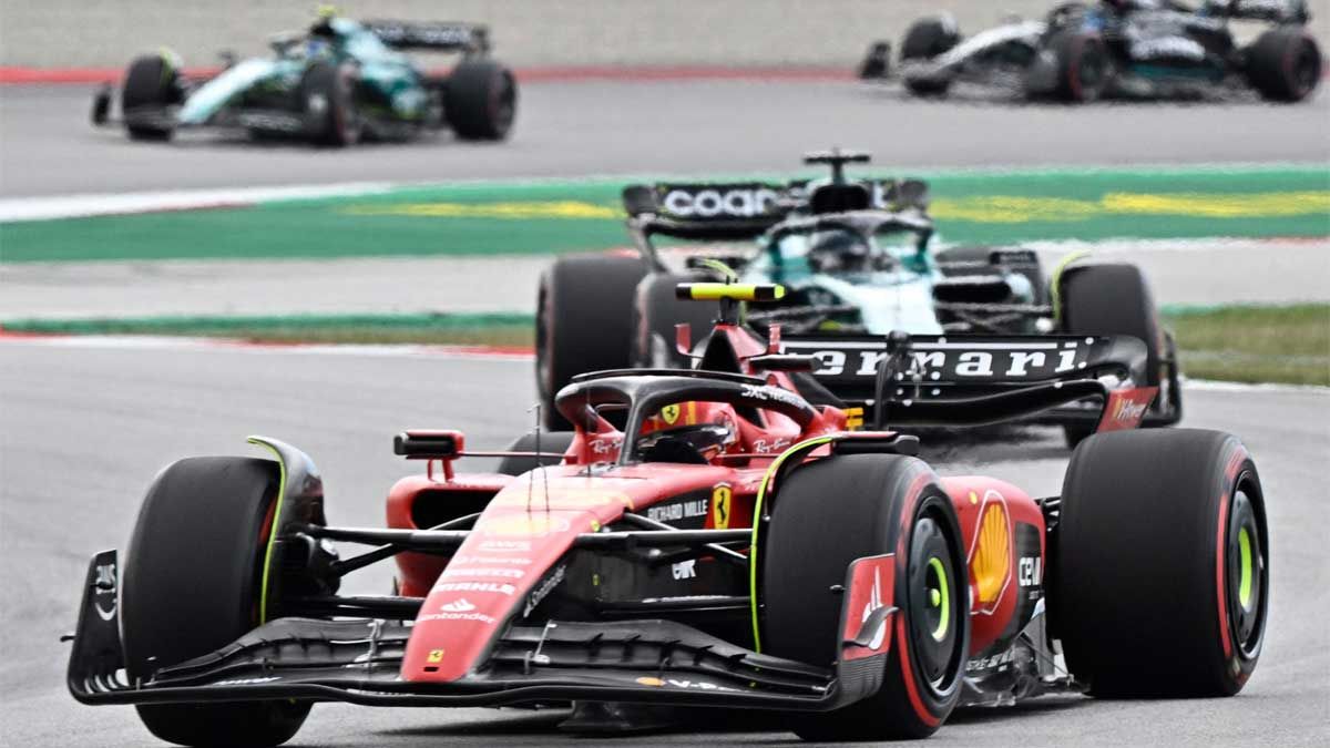 Carlos Sainz y al fondo, Alonso, durante la carrera en Barcelona