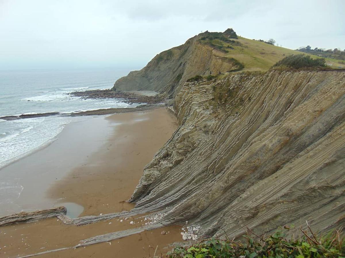La erosión y la ermita de San Telmo en lo alto hacen que la vasca playa de Itzurun sea uno de los lugares más especiales de Euskadi