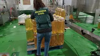 La Guardia Civil investiga a dos personas que vendían en Córdoba aceite de orujo como si fuera de oliva