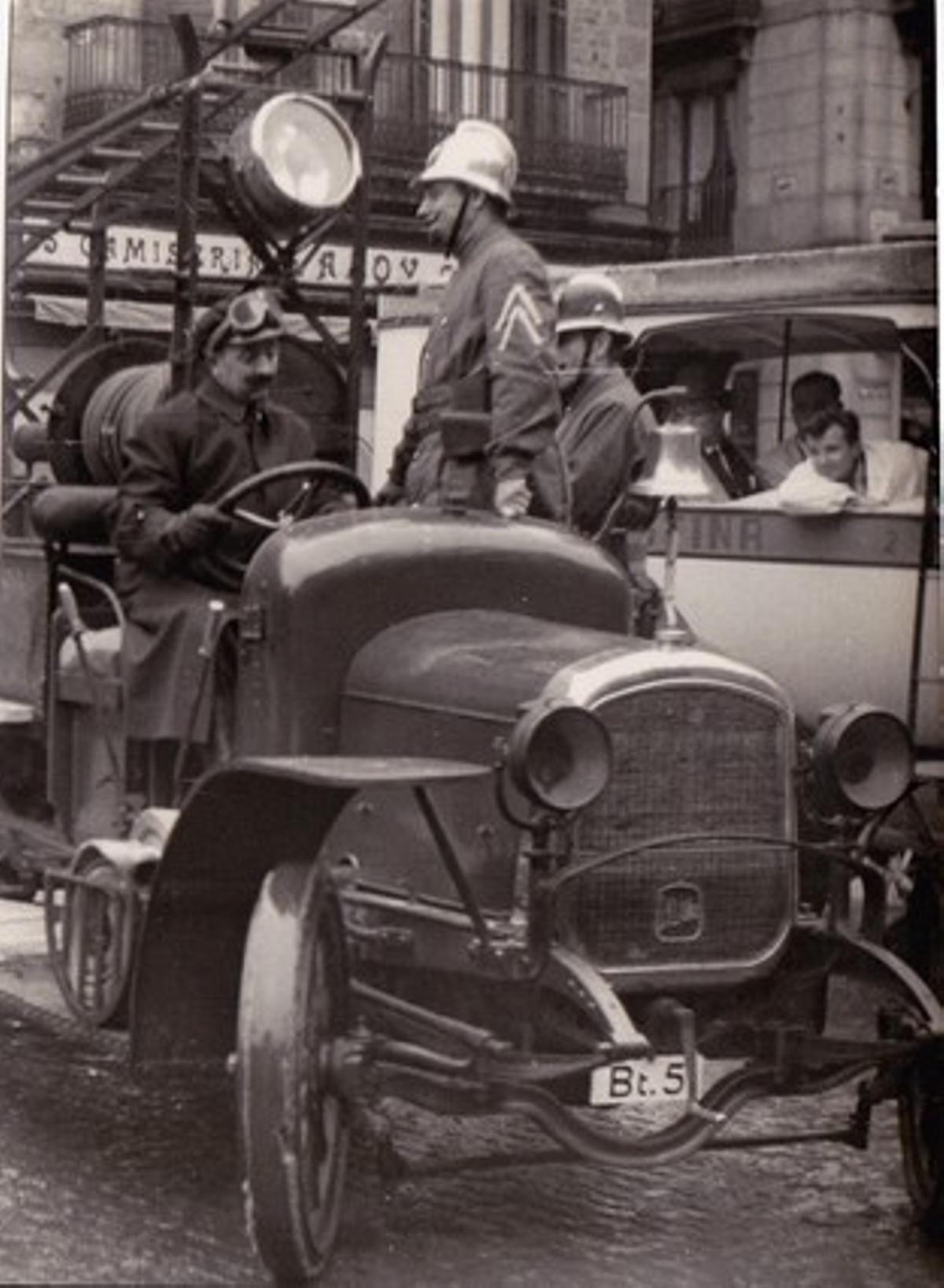 Bombers a la plaça de Sant Jaume en el primer ral·li BCN-Sitges del 1959.