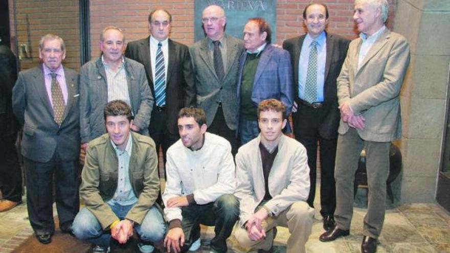 De pie y de izquierda a derecha, Amadeo, Tinín, Conde, Perurena, Senén Blanco, Balagué e Higinio; agachados, Rubiera, Dani Navarro y Antuña, todos ellos premiados, ayer, en la Gala del Marieva.