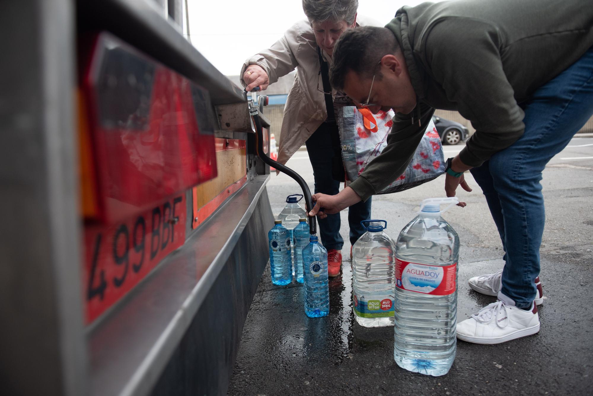 Betanzos fleta cisternas y reparte garrafas ante las restricciones de agua por la gastroenteritis