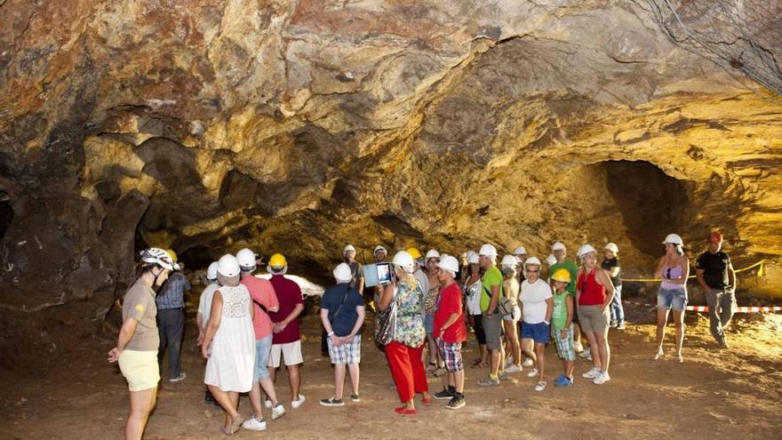 Casi 200 personas visitan en julio el yacimiento paleontológico Cueva Victoria