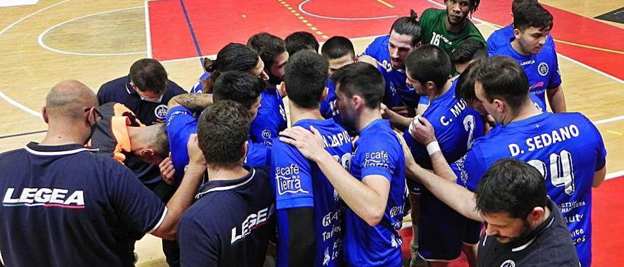 Los jugadores del Base antes de iniciar el partido ante el Torrelavega.