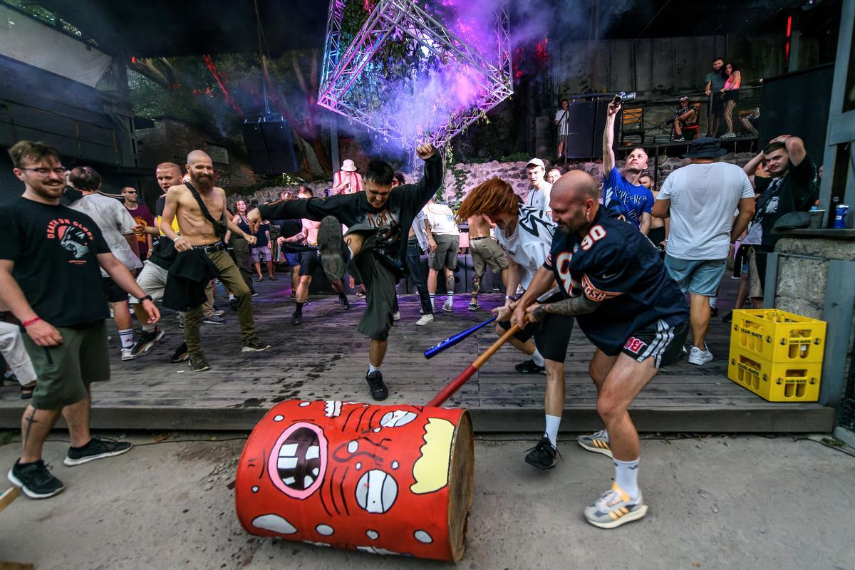 Jóvenes bailan en una fiesta rave celebrada en el centro de Kiev, Ucrania.